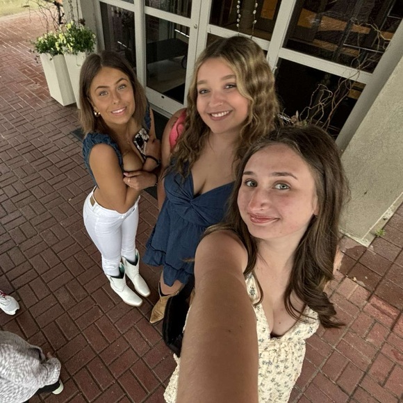 Meet your Posher, Taylor - Picture 1 of 1